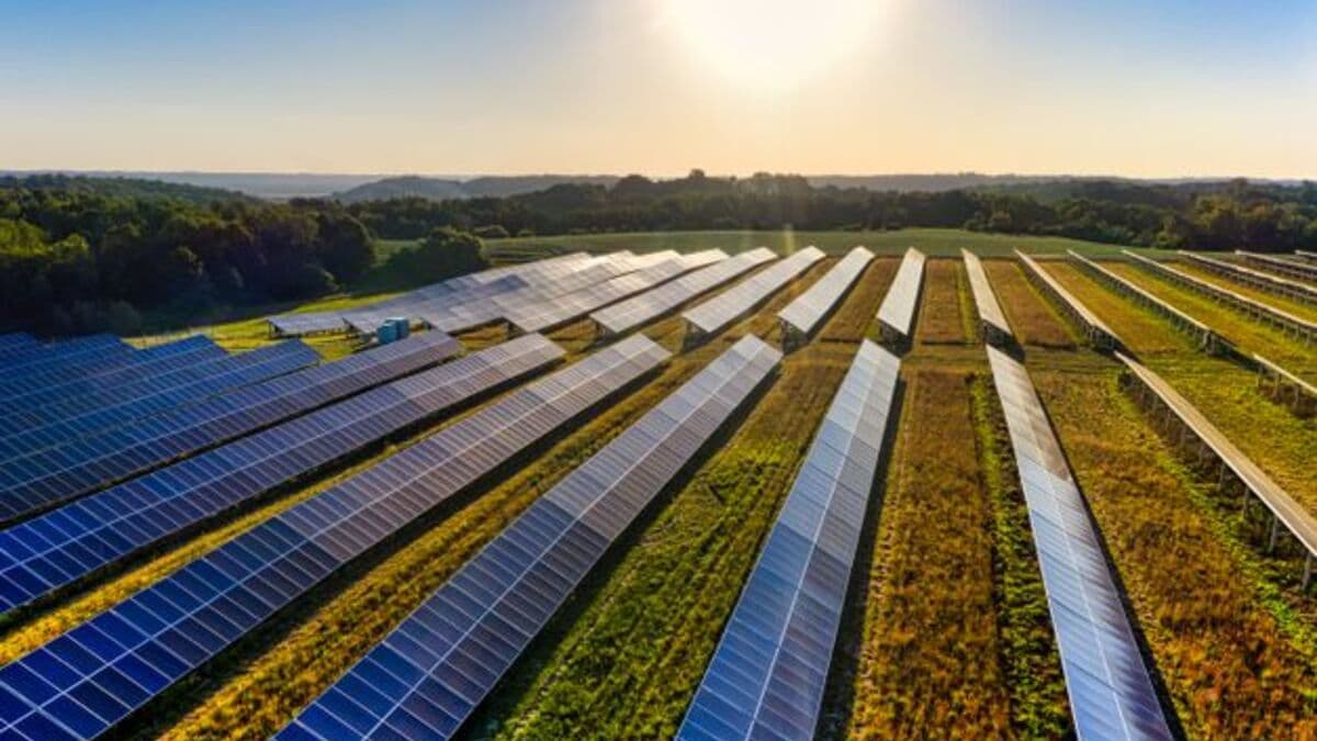 Hibridacion solar y baterías para empresas: qué es y cuando compensa
