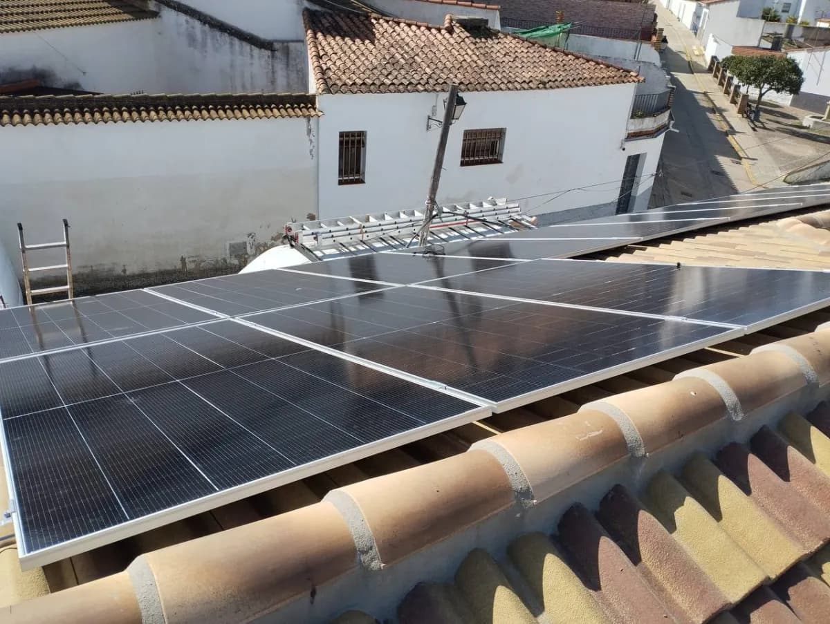 Campo fotovoltaico de 12 paneles de 595 W sobre la cubierta de teja