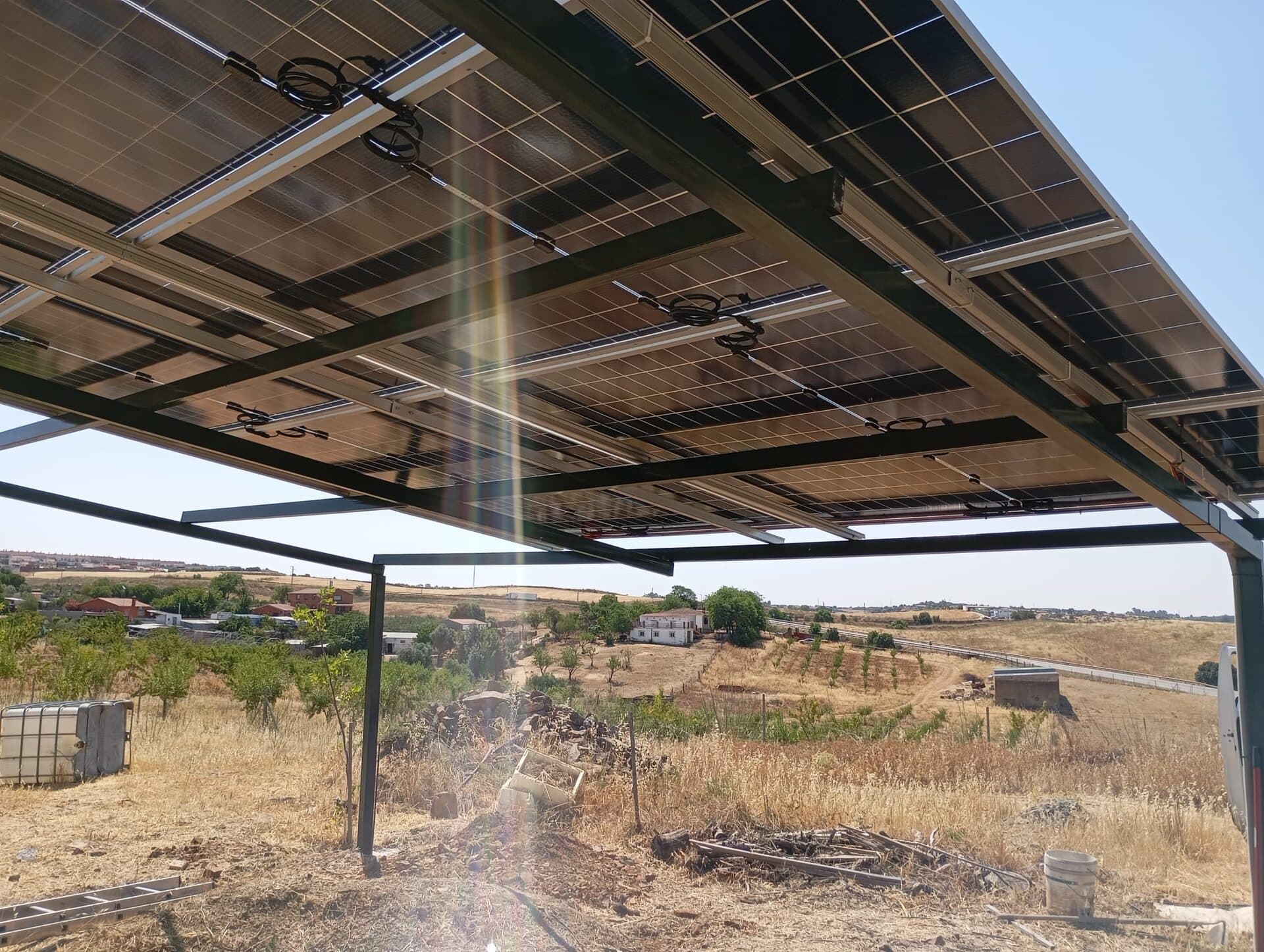 Instalación solar aislada con baterías de litio en finca de Extremadura